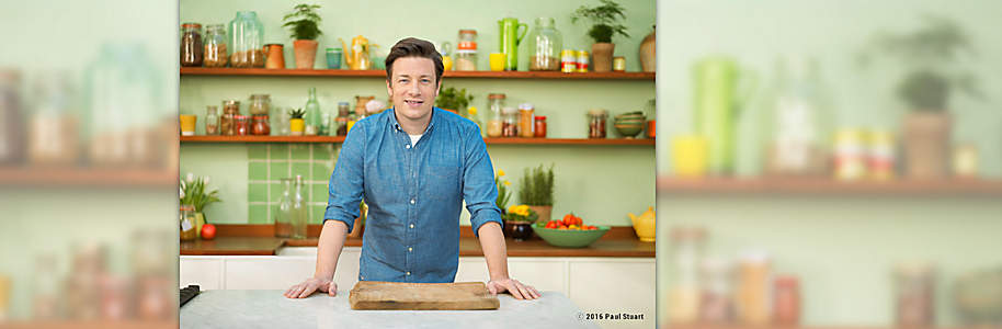 ##Gewinnen Sie eins von 5 Jamie Oliver-Packages
Einfach unten stehendes Gewinnspielformular ausfüllen und mit etwas Glück gewinnen!
Wir verlosen 5 Packages von Star-Koch Jamie Oliver.
**Inhalt:**
- 1 Buch „Genial gesund“
- 1 Buch „Jamies Superfood für jeden Tag“
- 1 Booklet „Superfood Tag“
- 1 edle Trinkflasche mit Glas