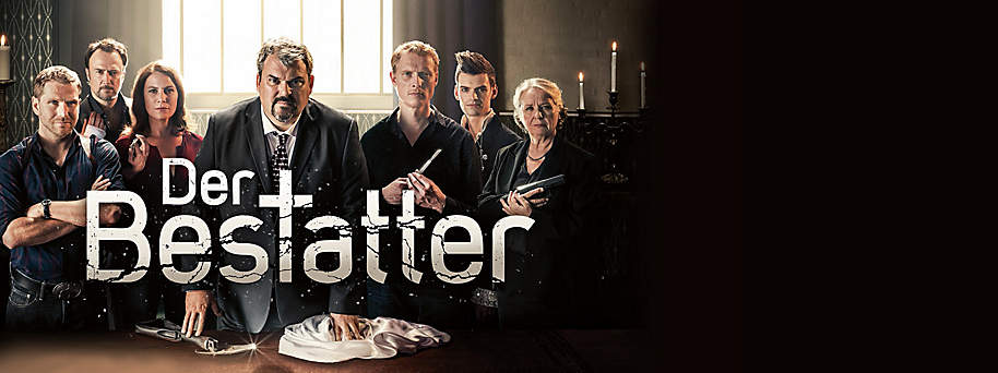 #Der Bestatter
Die Schweizer Krimiserie „Der Bestatter“ geht in die vierte Runde. Am 3. Januar wurde die Erste Folge der fünften Staffel im Schweizer Fernseher ausgestrahlt. Die 5.Staffel des Bestatters knüpft an, wo die vierte aufgehört hat.
Erika ist mit dem Schwarzkittel noch immer auf Reisen und im Bestattungsinstitut Conrad&Testi liegen die Nerven blank. Das Chaos häuft sich. Ein durchtriebener Verbrecher spielt seine Spielchen mit einem zerrüttetem Paar und auch Luc wird diesmal nicht verschont. Spannung pur...
Wir verschaffen Ihnen nochmals einen Überblick über alle fünf Staffeln der Schweizer Erfolgsserie. Bereits am 07.02. gibt es bei weltbild.ch die 5. Staffel auf DVD.
**Viel Spass beim Stöbern!**