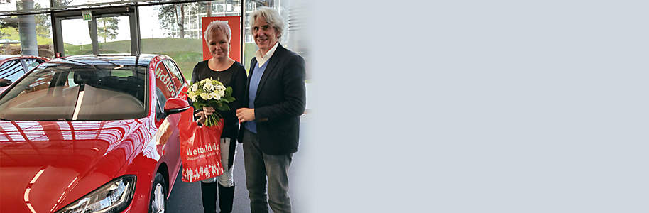 ##Die glückliche Gewinnerin des Weltbild Glücksjahrs 2017
Beim Weltbild Glücksjahr 2017 hatten die Teilnehmer neben monatlich wechselnden Preisen auch die Chance auf einen nagelneuen **VW Golf** im Wert von rund **Fr. 30'000.-** als Hauptgewinn.
Als glückliche Gewinnerin des Hauptpreises wurde Susanne D. ermittelt, die sich riesig über ihr neues Auto gefreut hat.
**Wir gratulieren herzlich & wünschen eine gute und sichere Fahrt!**