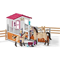 Schleich Pferdebox mit Arabern und Pferdepflegerin, Kunststoff-Figuren Schleich Pferdebox mit Arabern und Pferdepflegerin, Kunststoff-Figuren